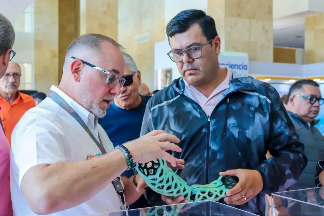 Surgeons examining a FlexiOH short leg immobilizer at the National Congress of the Venezuelan Orthopedic Society