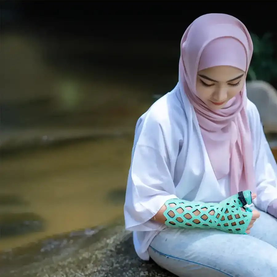 Long Thumb Spica Immobilizer in use